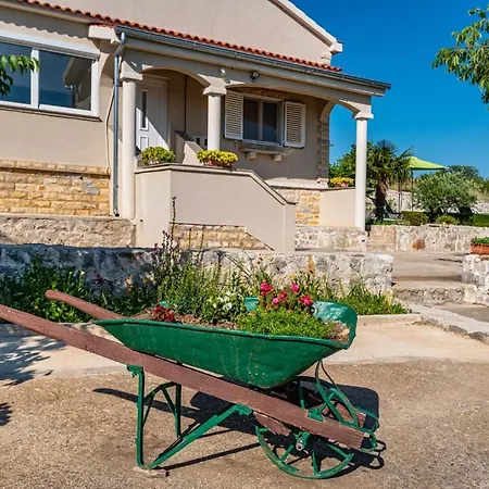 Semesterbostad Ante With Beautiful Private Garden *
