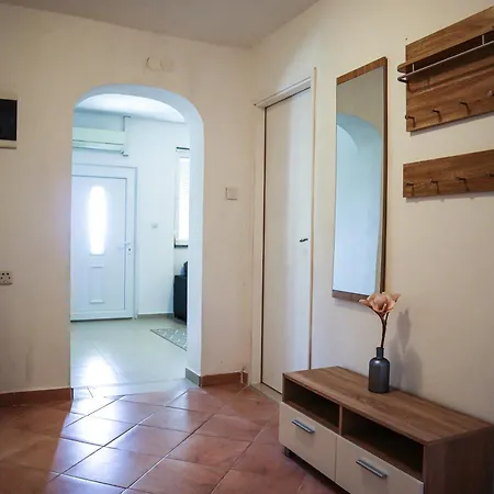 Semesterbostad Ante With Beautiful Private Garden *