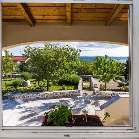 Ante With Beautiful Private Garden Semesterbostad