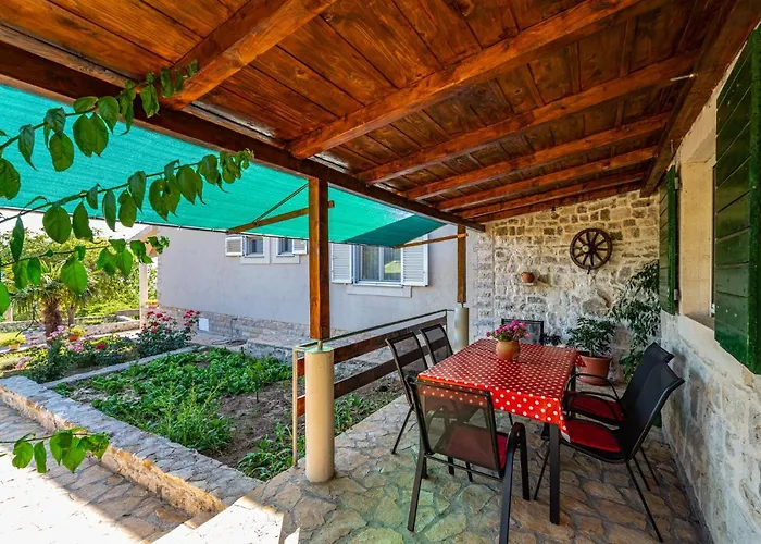 Ante With Beautiful Private Garden بيت للعطل