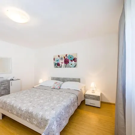 Ante With Beautiful Private Garden * Nadin